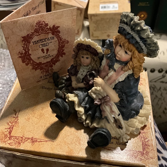 Boyds Yesterdays' Child Victoria With Samantha #3502 Victorian Ladies - Picture 2 of 8